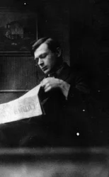 LActionフランセーズ、1920年頃から30年頃を読んでいるトリスタンツァラ